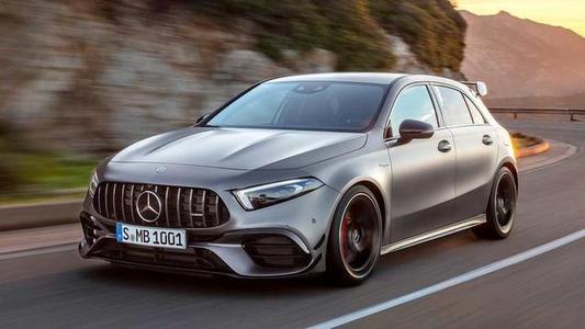 梅赛德斯AMG  CLA  45发动机细节显示416马力来自四个气缸