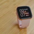 Fitbit Versa 2评论:可靠的替代品但没有完全复制